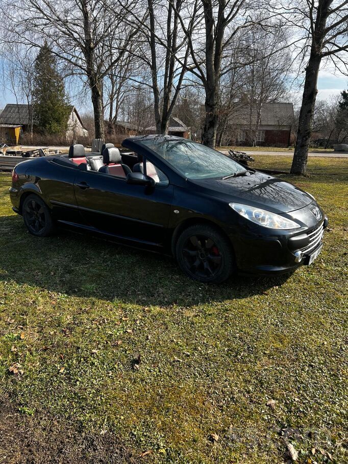 Peugeot Pārdod kabrioletu ar cieto jumtu, kas ļauj ar auto