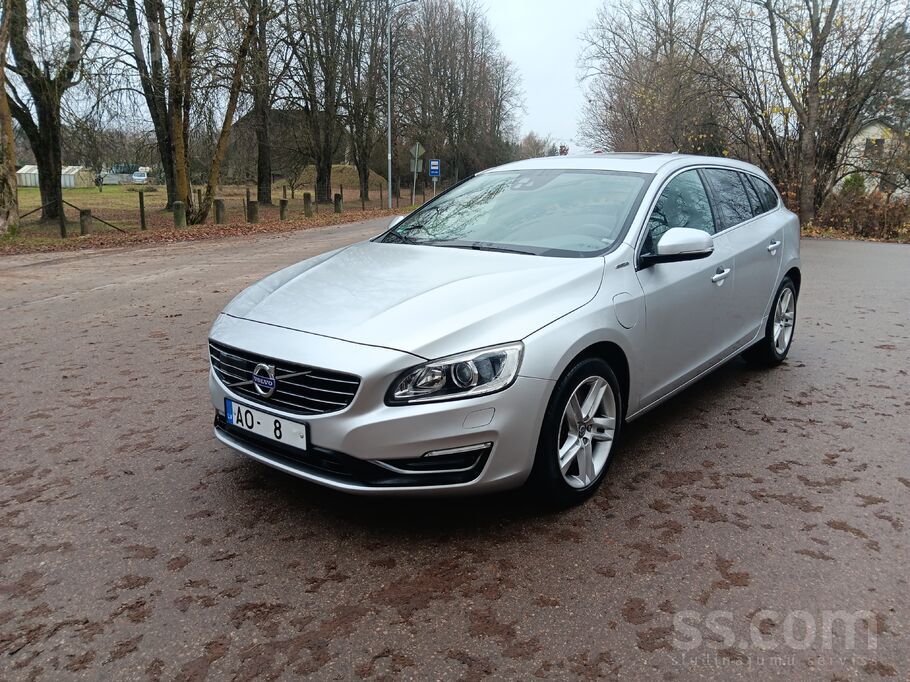 Volvo V60 Plug in Hybrid 2, 4d6 158kw un 50kw elektromotors no Nīderlandes ,
