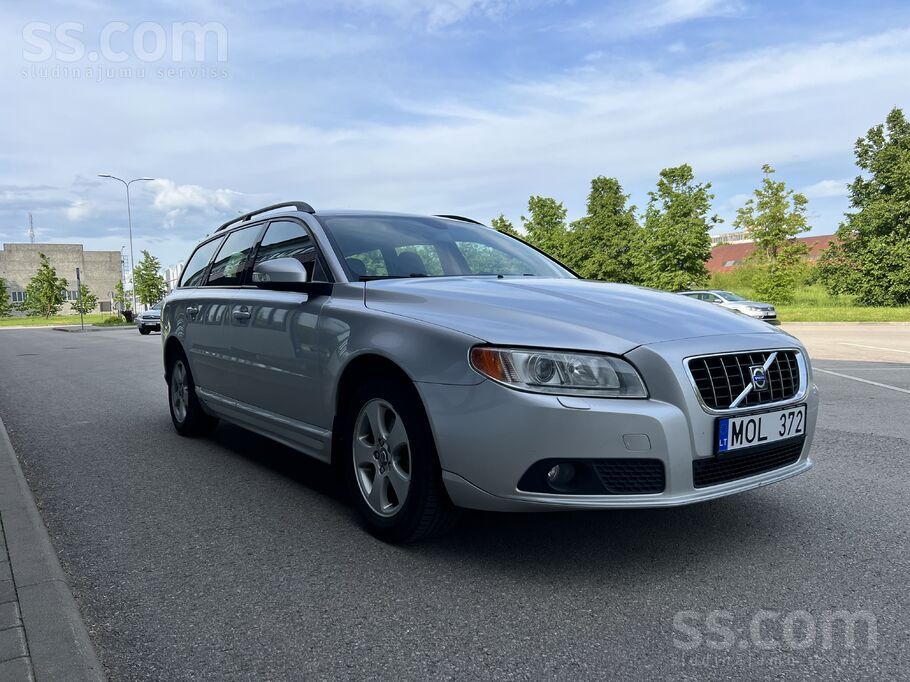 Продается Вольво в очень хорошем состоянии, из дефектов на лобовом стекле тр