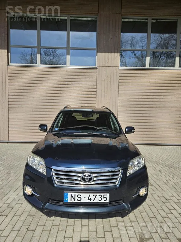 Toyota Pardodu Toyota Rav4. 2010 gada.