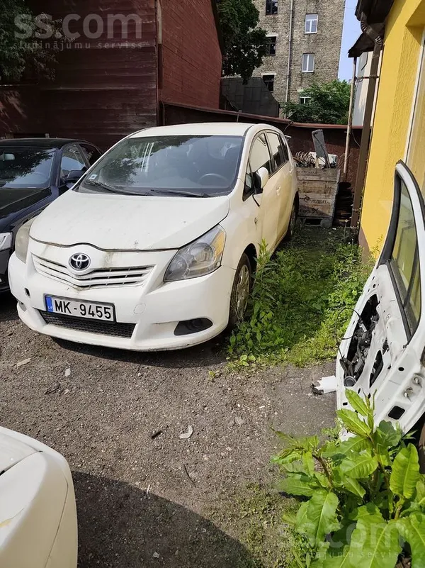 Toyota Машина долго стояла, сейчас не заводится. машину м