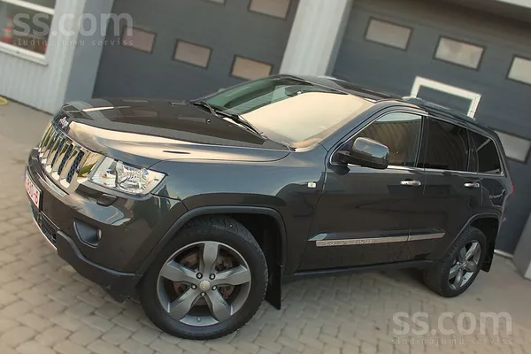 Jeep Grand Cherokee 3, 6 143254, km. Overland. 

- Brūns individuals ādas
