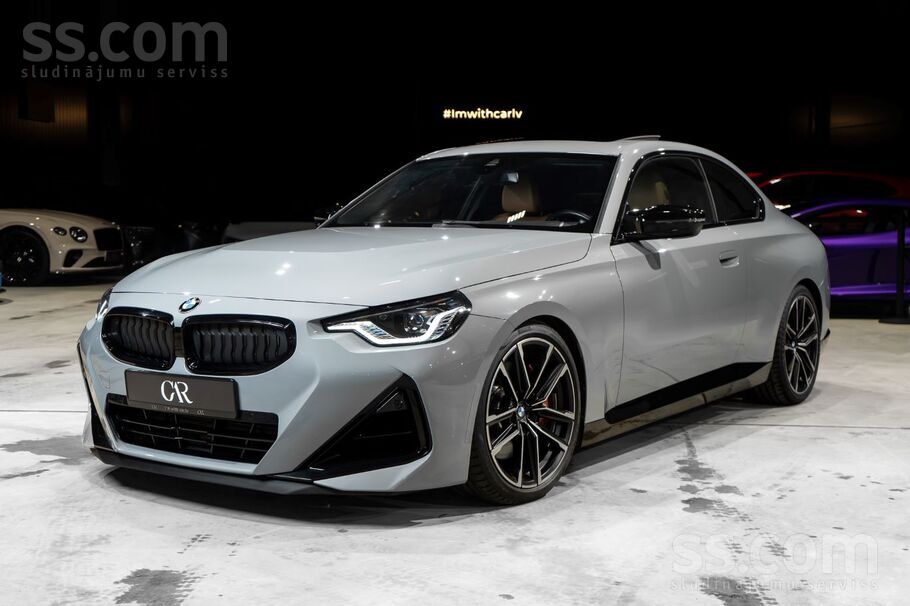 Pārdod BMW M240i G42 M-Package 285 kW Brooklyn grau metallic krāsā. Cena ar