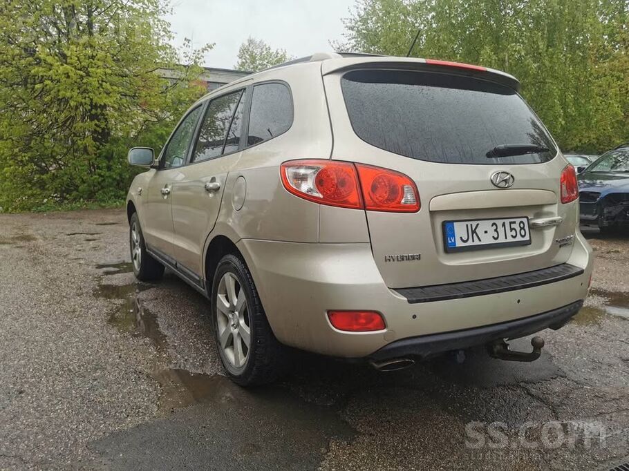 Hyundai Pārdodu skaistu Hyundai Santa FE apvidus auto, ļot