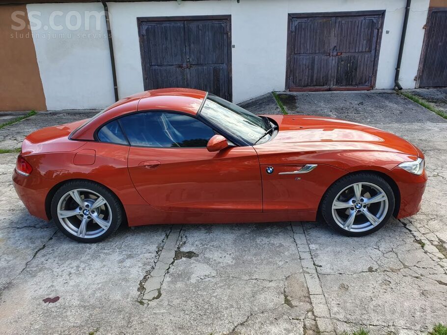 Sakarā ar autoparka atjaunošanu, uzņēmums pārdod lielisku kabrioletu. Izmant