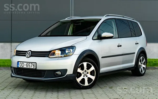 Volkswagen VW Touran ar 2.0 litru dīzeļdzinēju un manuālo tra