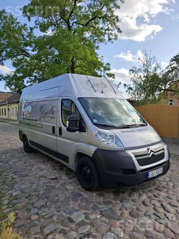 Citroen Pirts-kravas furgonā. 