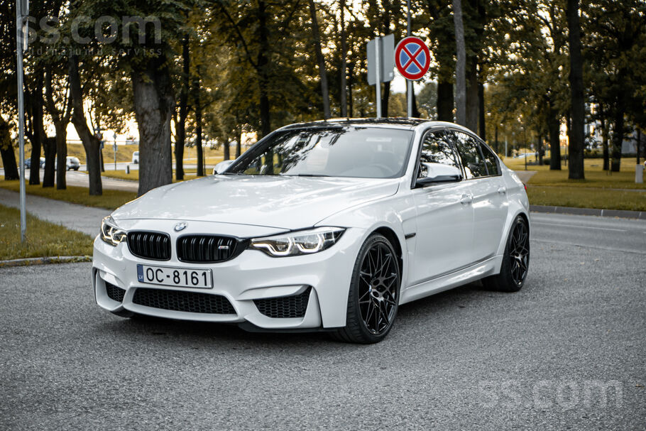 BMW M3 Competition ar manuālo ātrumkarbu. Eksterjera krāsa Mineral White Met