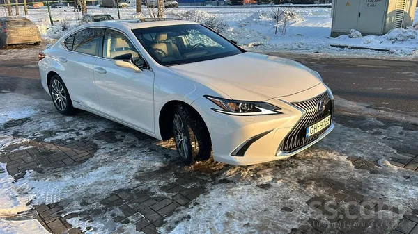 Automašīna Es300H lieliskā tehniskā stāvoklī. 
Tehniskā apskate derīga līdz