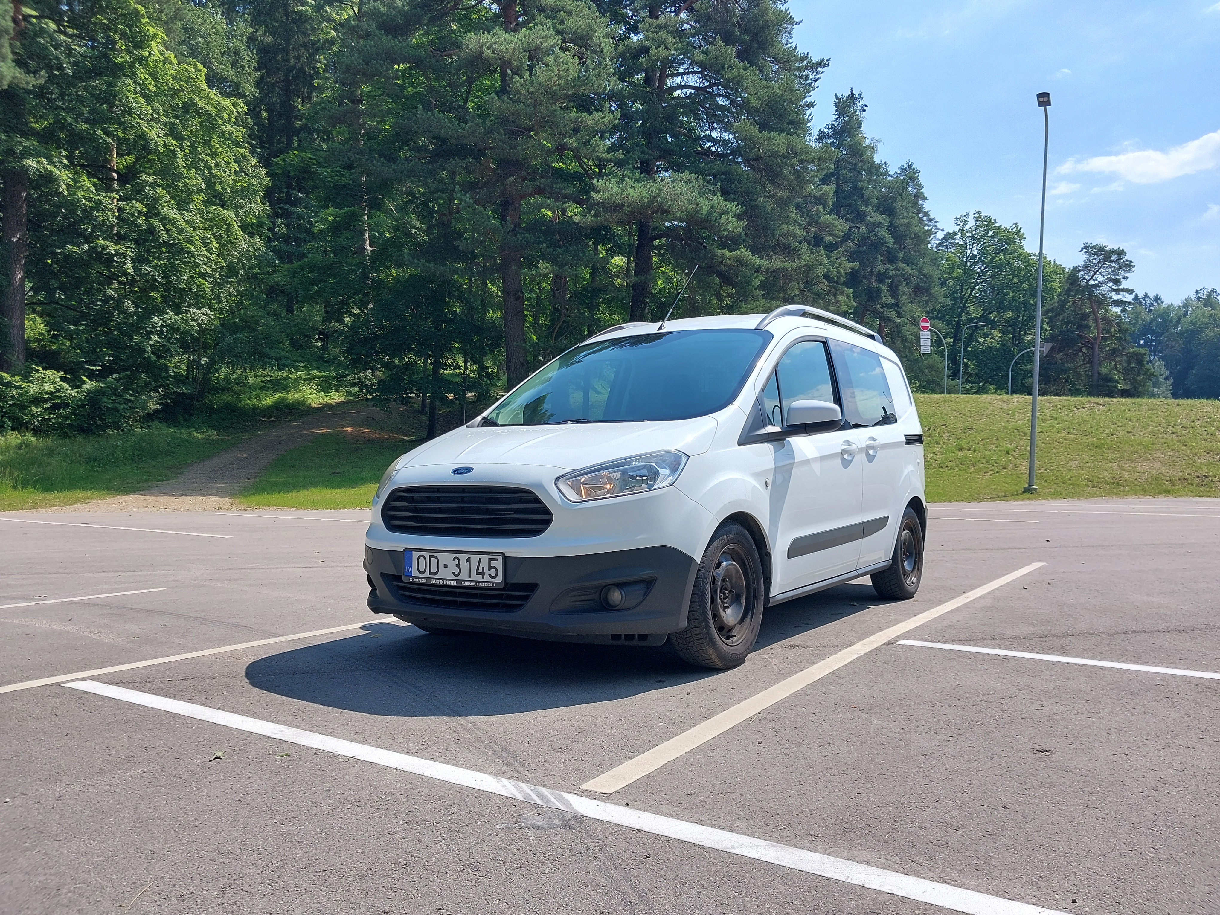 Pārdod Ford Transit Courier. 2014.gada. 1.5 dizelis(55kw). Mehaniska parnesu