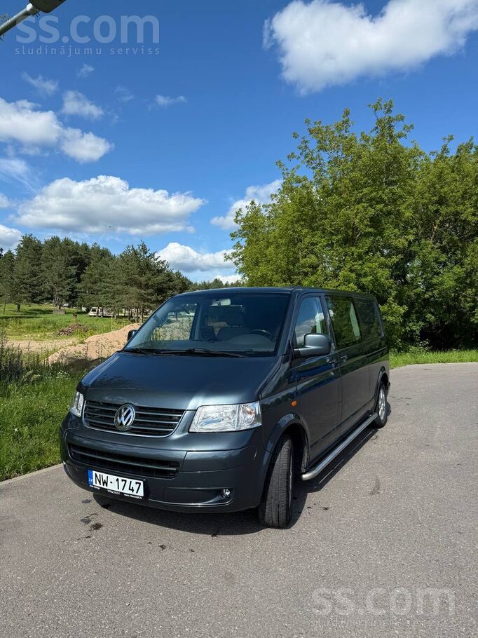 Volkswagen Auto labi turas uz ceļa, oriģināls nobraukums.
