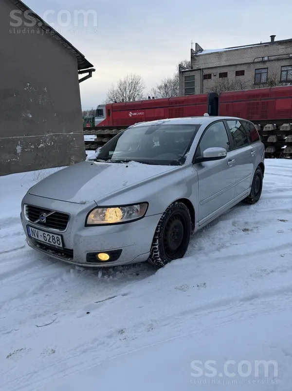 Volvo Pardod Volvo v50 facelift modeli ar 2.0d dzinēju .