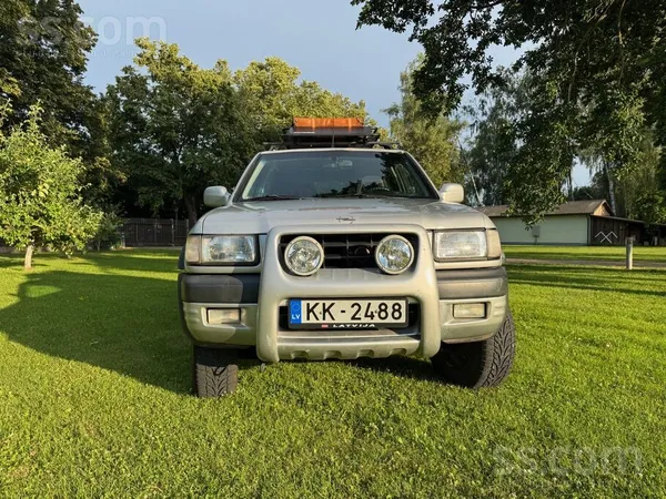 Opel Izcili sagalabāta Frontera. Rāmis vesels. Rūsas na