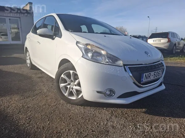 Peugeot 2015g. Peugeot 208 labā vizuālā un tehniskā stāvok