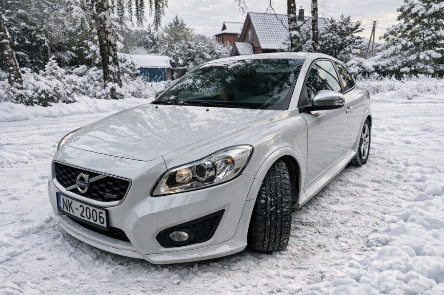 Volvo Tiek pārdots uzticams automobilis. R-Design.