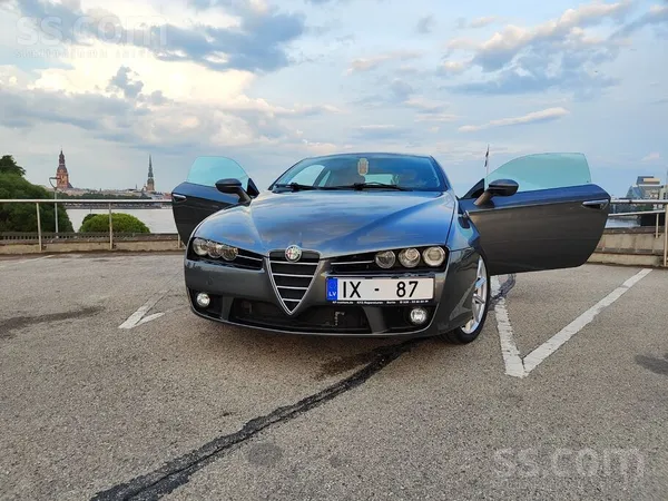 Brera 3.2 Q4 (4x4) Skyview 191 kW. Svaigā TA pa nullem. 

102k km oriģināl