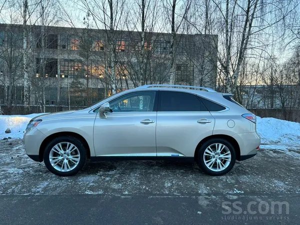 Lexus Saistībā ar jaunas automašīnas iegādi pārdodu. 