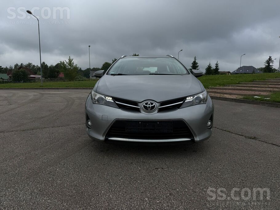 Toyota Auris vērsi2.0d 91kw bez nobraukuma pa Latviju ar pierādāmu mazu nobr