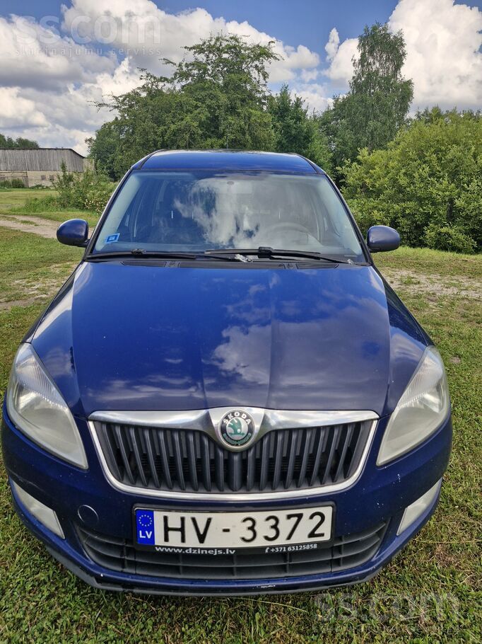 Auto labā tehniskā stāvoklī – dzinējs un pārnesumkārba strādā bez problēmām.