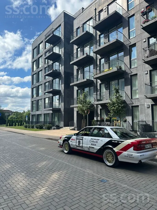 Classic European-Spec 1993 Vehicle – Timeless Style, Modern Touch

Step in