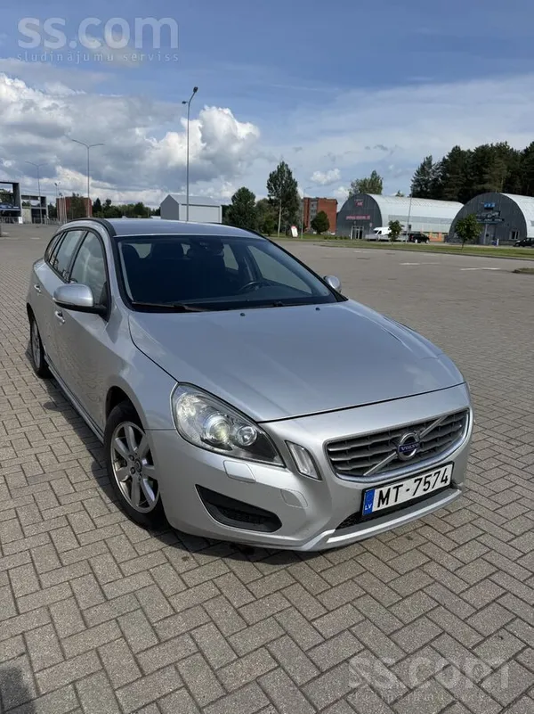 Volvo Pārdodu Volvo V60 2011. gada D3 2, 0 dīzeli. 