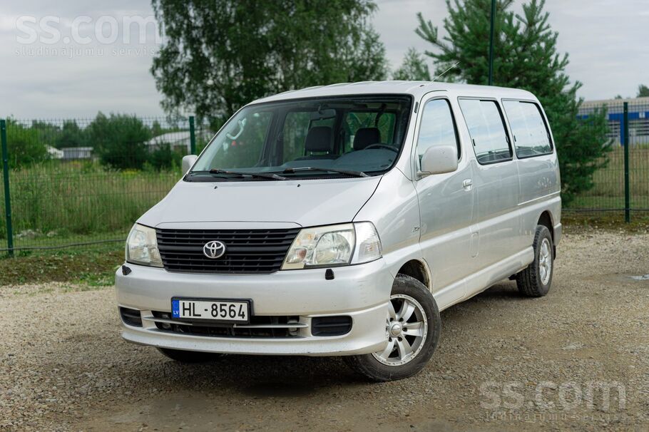 Toyota Hiace ar 2.5 litru dīzeļdzinēju un manuālo transmisiju.
Komfortabls