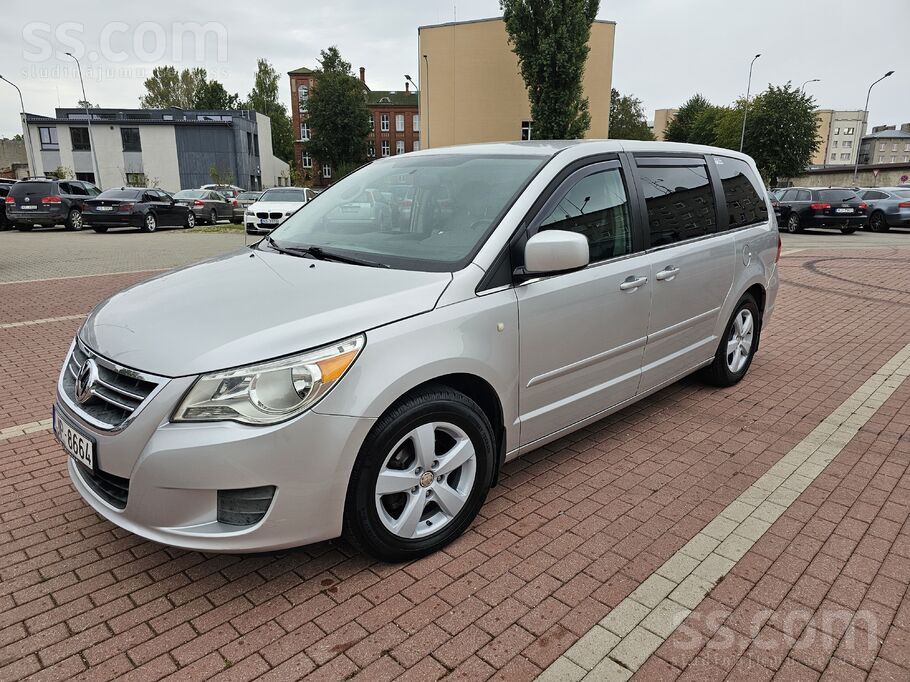 VW Routan SE - būvēts uz Chrysler bāzes, nekādu problēmu ar rezerves daļu ie