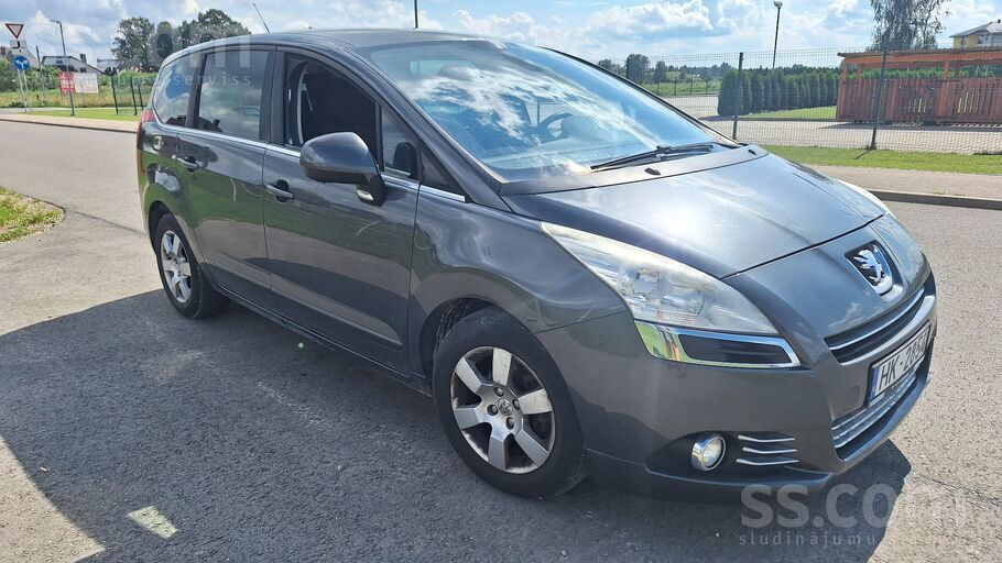 Peugeot Pārdod septiņvietīgu automobīli. Trešā sēdekļu rin