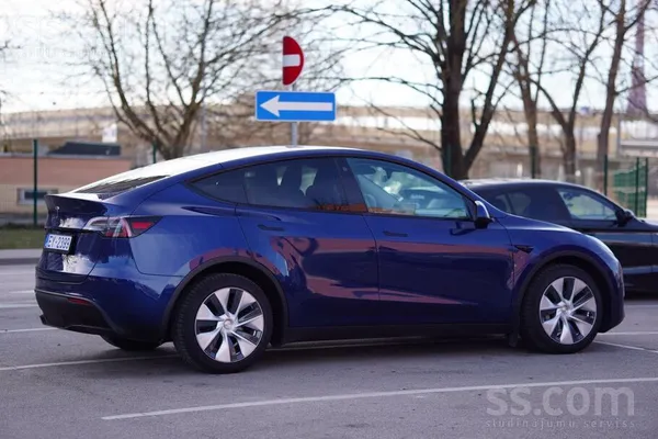 Tesla model Y dual motor long range. 2022/08 месяц Европейская модель (Не америка).
