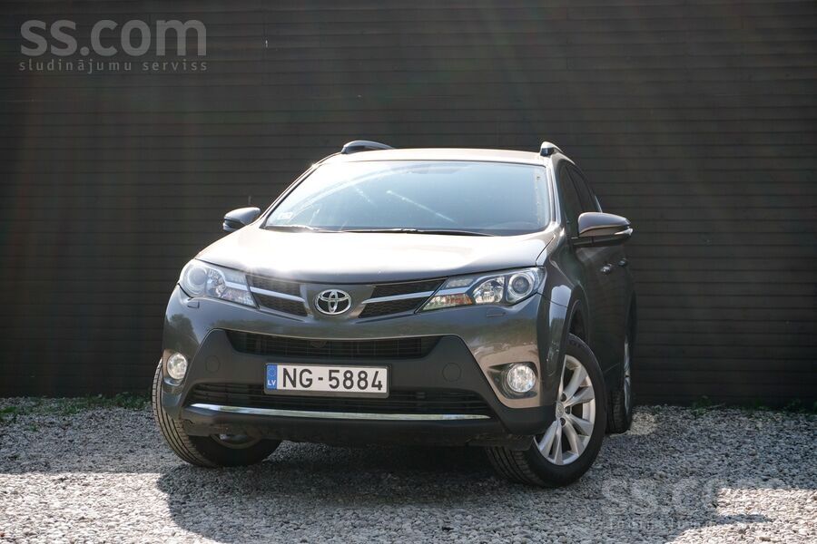 Toyota Rav 4 2015. gada modelis ar 2.2 dzinēja dzinēju un automātisko pārnes