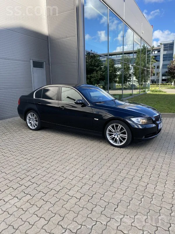 BMW Pardodu BMW 325 benzīns ar manualo kārbu. Bez rūsa