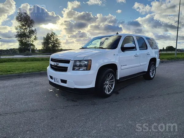 Chevrolet Liels ģimenes auto ar 6.0l Hybrid dzinēju. Vidējai