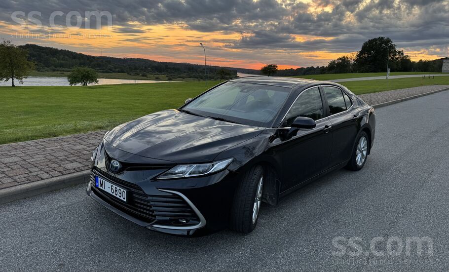 Pārdod Toyota Camry Sedan 2.5 Hybrid Luxury,
Automašīna labā tehniskā un