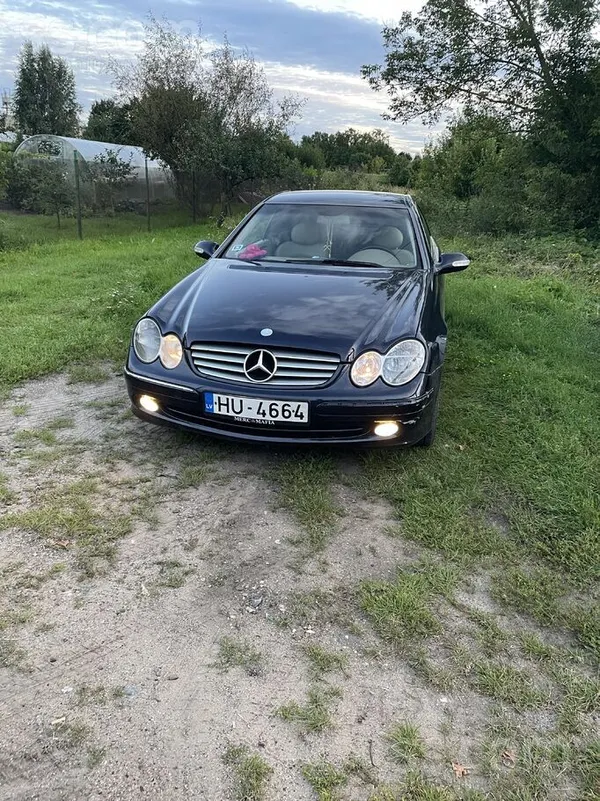 Mercedes Dinamisks auto kurš brauc ātri un rūc skaļi. Jauna