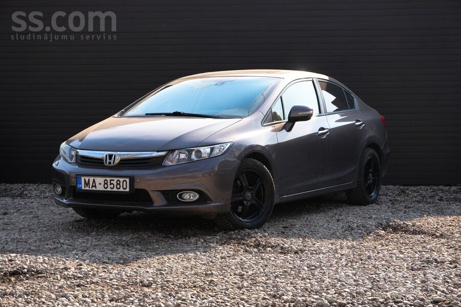 Honda Civic 2013. gada modelis ar 1.8 benzīna dzinēju un automātisko pārnesu