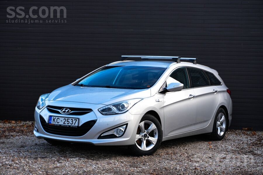Hyundai i40 2015. gada modelis ar 1.6 benzīna dzinēju un manuālo pārnesumkār