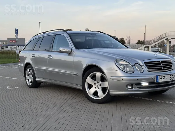 Mercedes Automašīna ir ļoti labā tehniskā un vizuālā stāvok