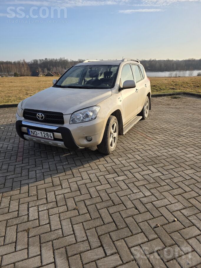 Pārdod Rav4 2, 2 dīzelis D4D. Degvielas patēriņš 5, 5 l/100km. Mašīna ir nor
