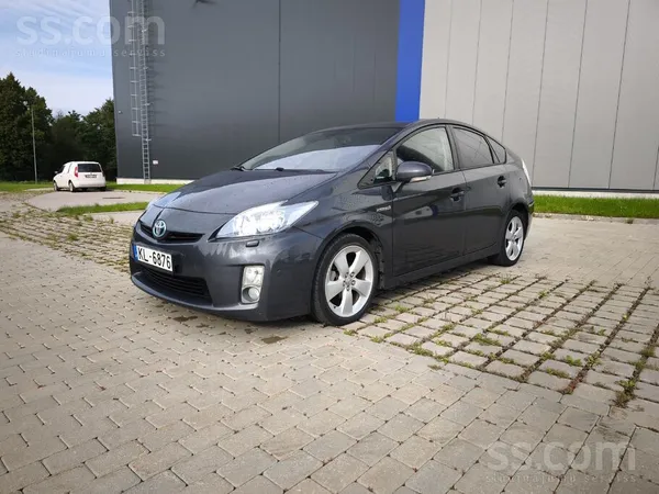Toyota Ļoti ekonomisks hibrīds ar vidējo degvielas patēri