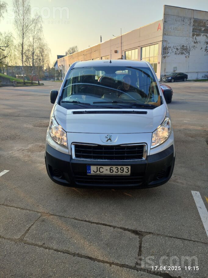 Продаётся великолепная машинка. Можно использовать как пассажирскую, так и г