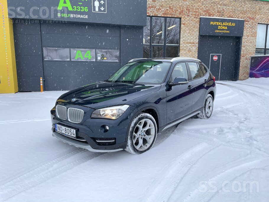 X1 Sdrive16D задний привод, расход по городу 7л, по трассе 5л. Экономичная,