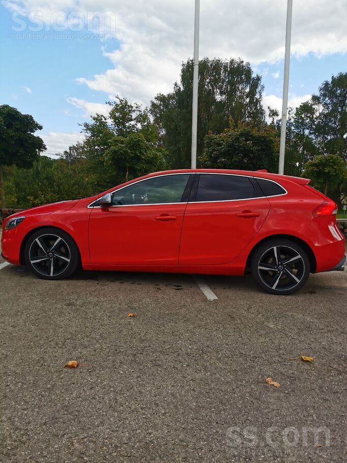 Volvo Volvo R Design 2.0L dīzelis 140Kw 5 cilindru dzinē