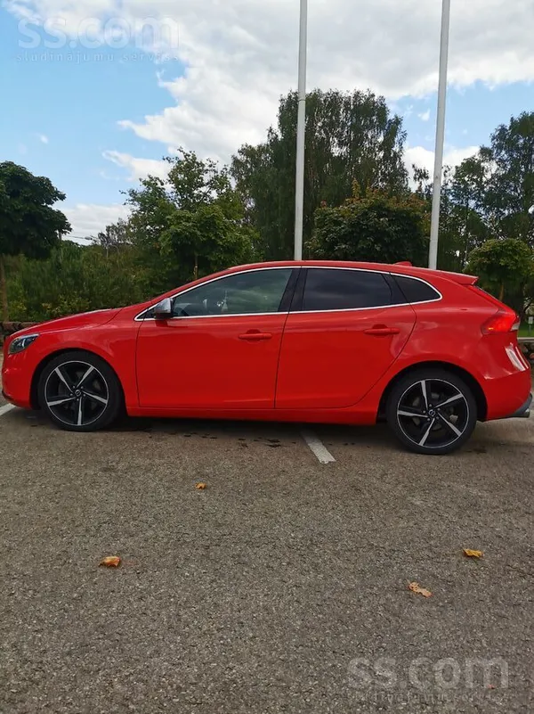 Volvo Volvo R Design 2.0L dīzelis 140Kw 5 cilindru dzinē