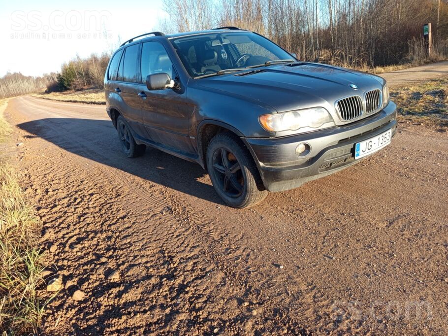 Apskate uz gadu, melnie griesti, ādas salons, manuālā kārba. Divi komplekti