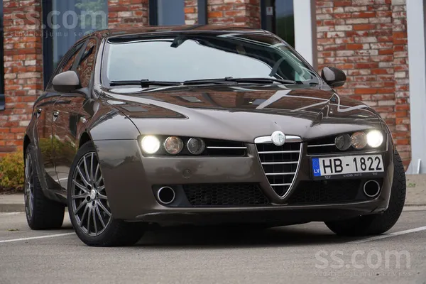 2.4d 200 hp (147kw). Dinamisks un ekonomisks. Ir vizuāli defekti, var redzēt