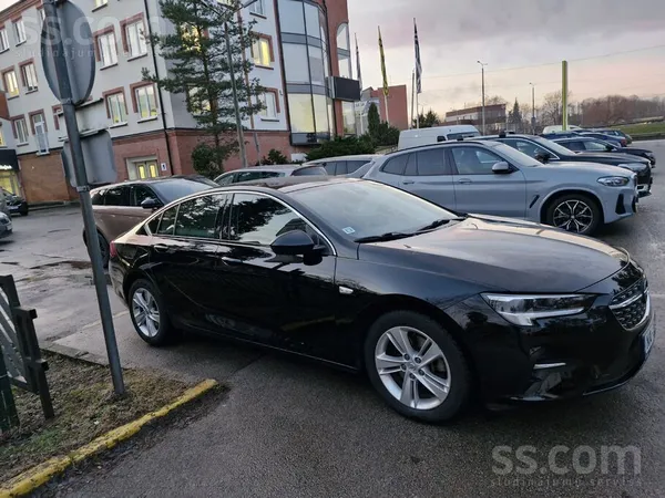 Opel Ļoti jaudīgs, bet arī ekonomisks auto, uz šosejas 