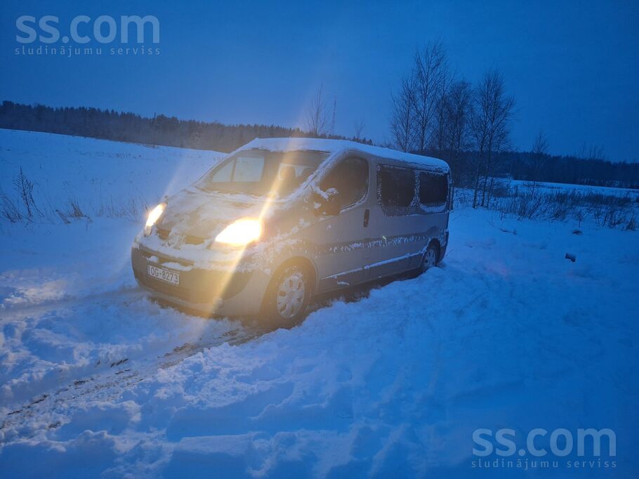 Renault 9 vietas. Garā bāze. Aizmugurē dubultās durvis. Te
