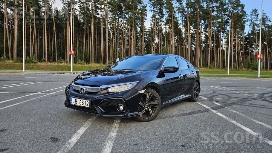 Pieejams – elegants melns Honda Civic ar ekonomisku, bet dinamisku motoru, u
