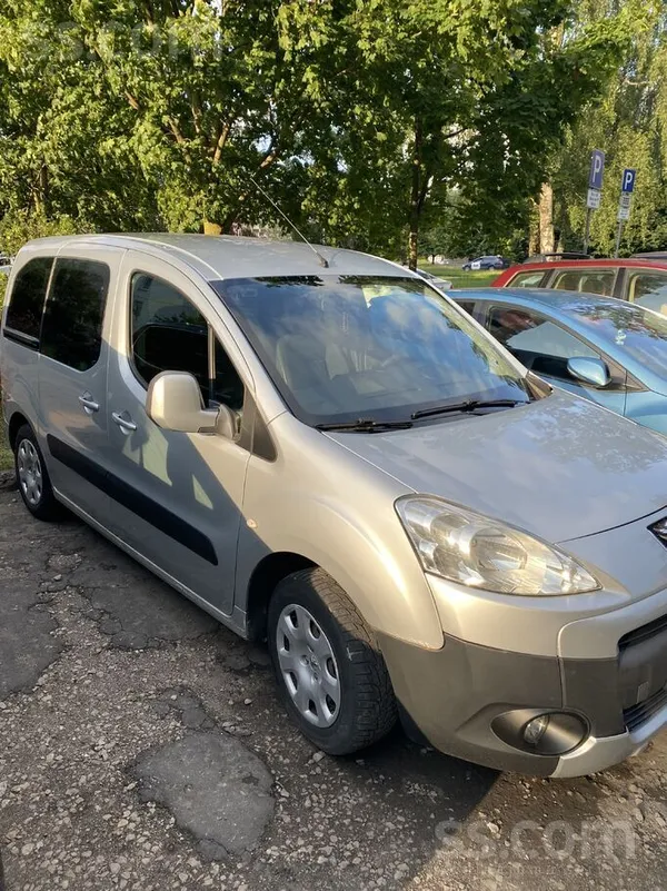 Peugeot Продаётся авто от хозяина, владею 5 лет, обслужива