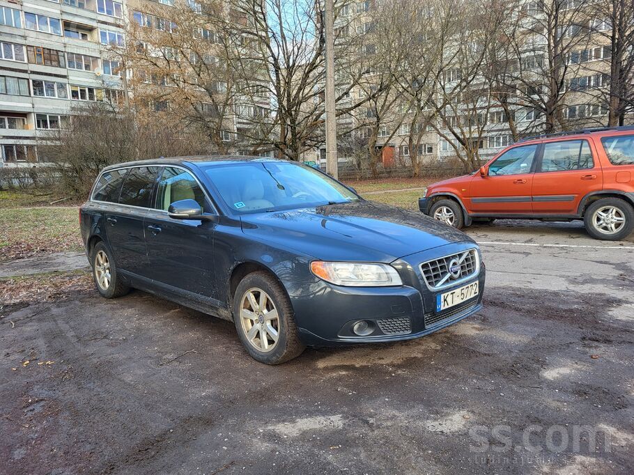 Volvo 2012. gads uzticams un komfortabls universālis bez